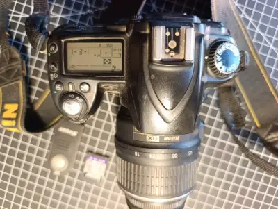 Cámara DSLR Nikon D90 con lente 18-55 y accesorios - miniatura 1
