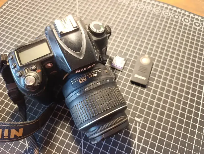 Cámara DSLR Nikon D90 con lente 18-55 y accesorios - 2