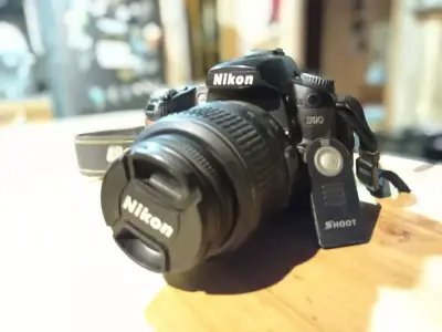 Cámara DSLR Nikon D90 con lente 18-55 y accesorios - miniatura 5