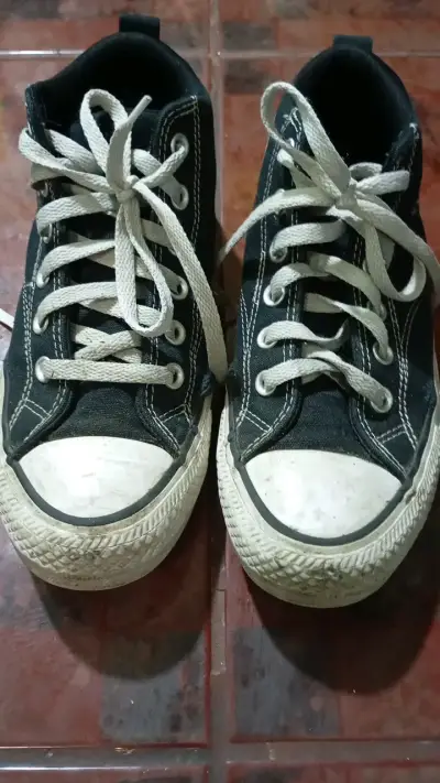 Zapatillas converse usadas con detalles - miniatura 1