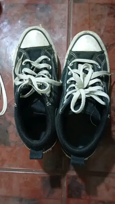 Zapatillas converse usadas con detalles - miniatura 4