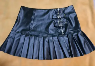 Mini falda negra de cuero sintético con pliegues - miniatura 1