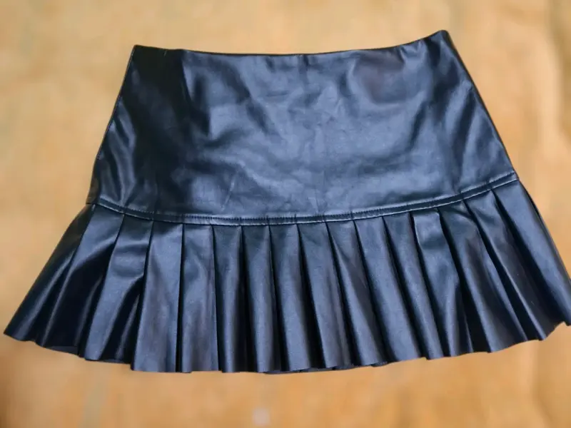 Mini falda negra de cuero sintético con pliegues - 2