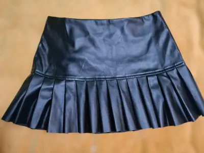 Mini falda negra de cuero sintético con pliegues - miniatura 2