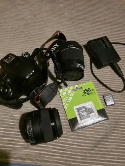 Cámara Sony DSLR con lentes y accesorios - miniatura 1