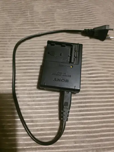 Cámara Sony DSLR con lentes y accesorios - miniatura 4