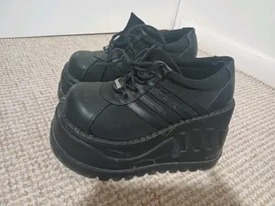 Zapatos plataforma negros estilo gótico - miniatura 1