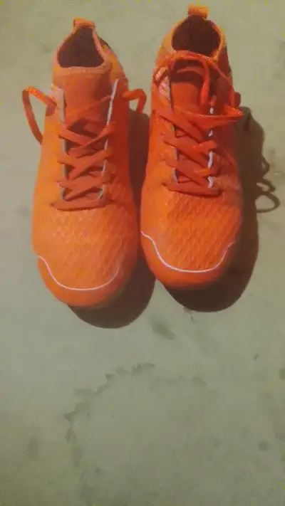 Zapatillas de fútbol naranjas con toperoles - miniatura 1