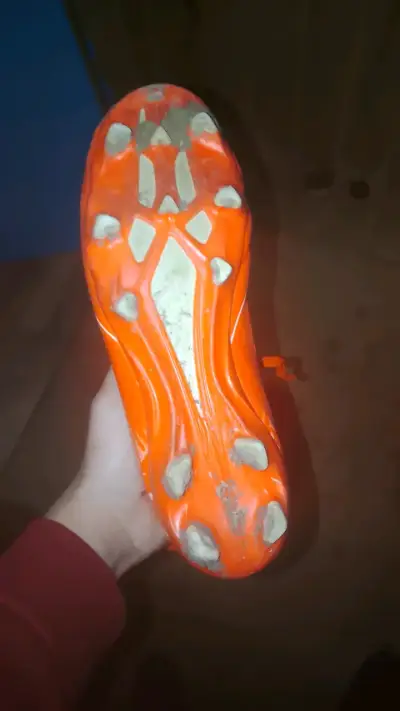 Zapatillas de fútbol naranjas con toperoles - miniatura 2