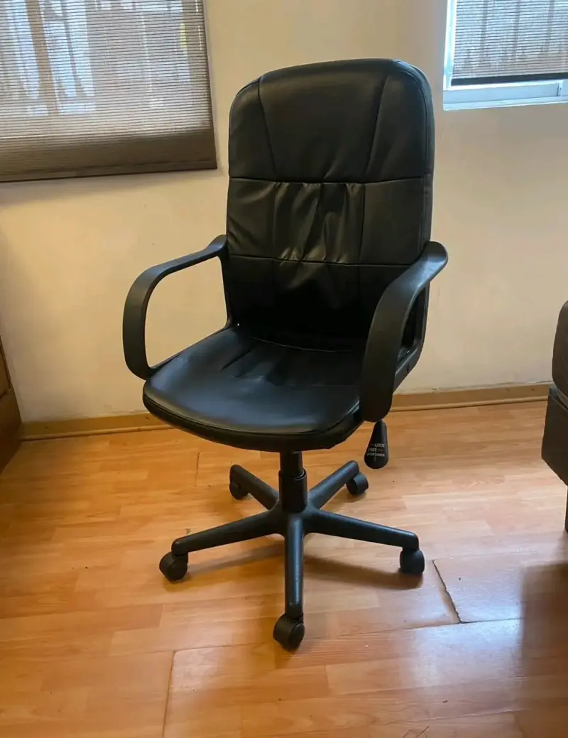 Silla de oficina ergonómica negra con ruedas