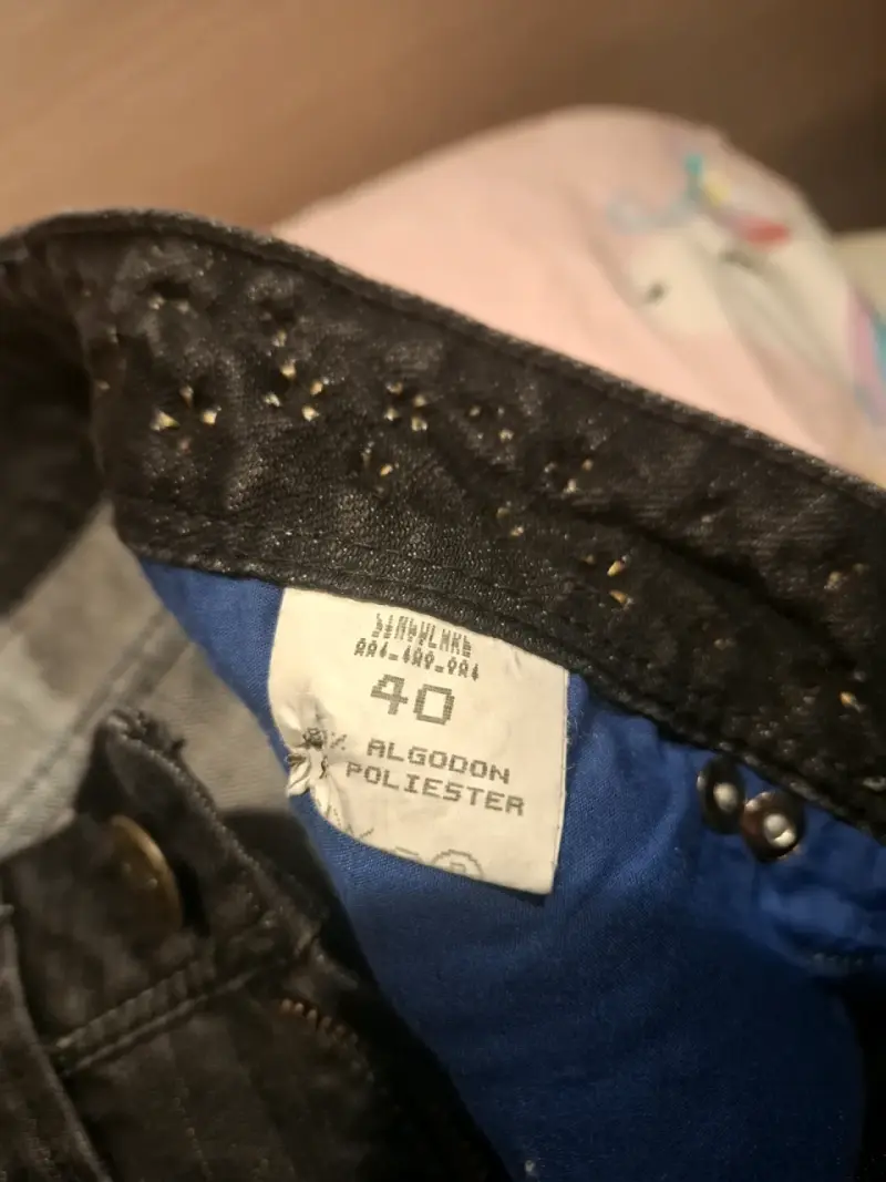 Jeans negros con tachas para mujer Marca Singolare - 4