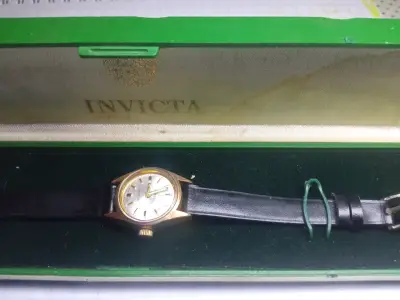 Reloj Invicta de pulsera dorado con correa de cuero - miniatura 1