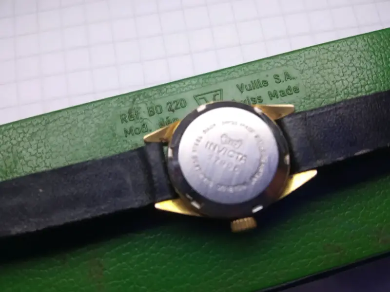 Reloj Invicta de pulsera dorado con correa de cuero - 2