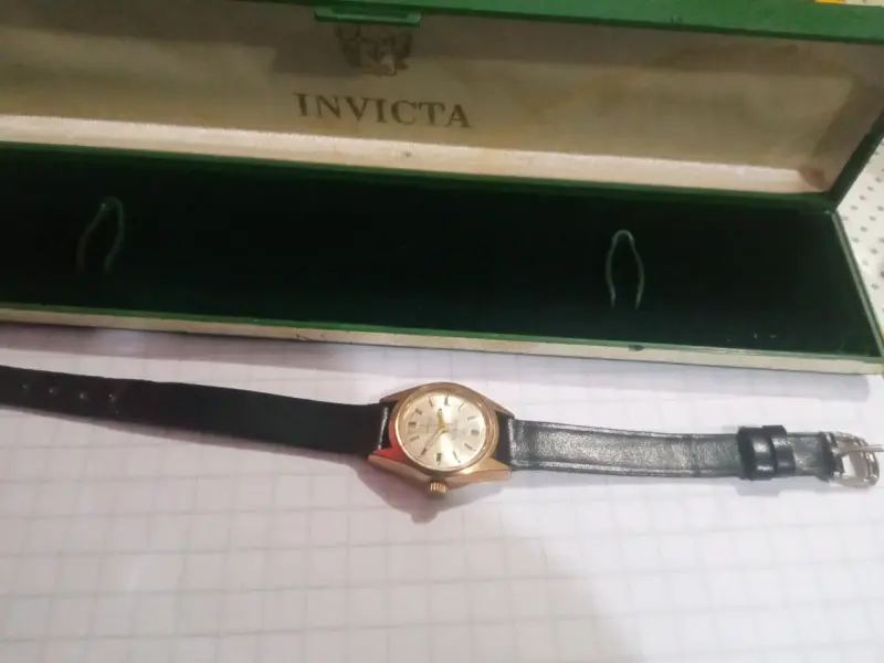 Reloj Invicta de pulsera dorado con correa de cuero - 3