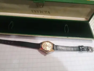 Reloj Invicta de pulsera dorado con correa de cuero - miniatura 3