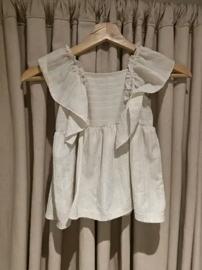 Blusa sin mangas beige con volantes para niña - miniatura 1