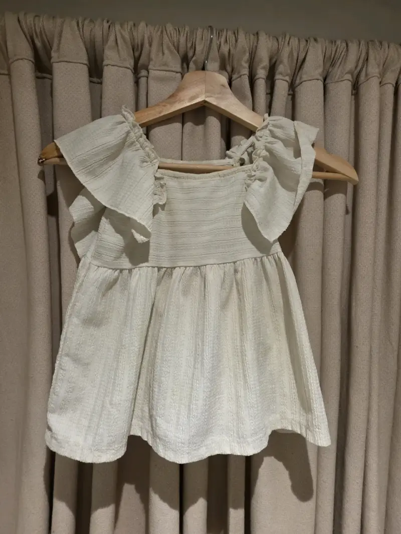 Blusa sin mangas beige con volantes para niña - 2