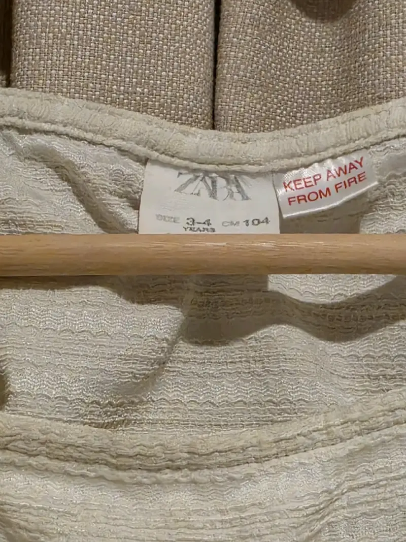 Blusa sin mangas beige con volantes para niña - 3