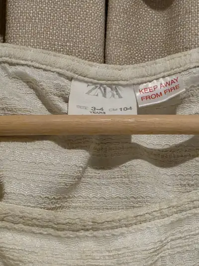 Blusa sin mangas beige con volantes para niña - miniatura 3