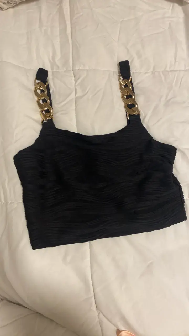 Top negro con tirantes de cadena dorada - 2