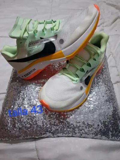 Lote de Zapatillas Deportivas Variadas Tallas 40-45 - miniatura 2