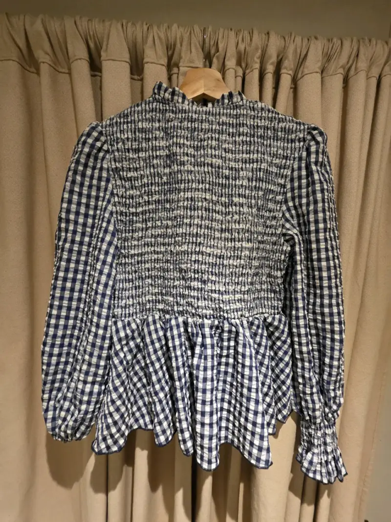 Blusa de cuadros azul con diseño fruncido - 2