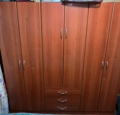 Closet de madera con múltiples compartimentos - miniatura 1