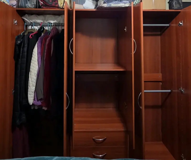 Closet de madera con múltiples compartimentos - 2