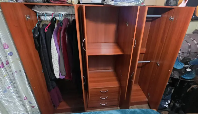Closet de madera con múltiples compartimentos - 3