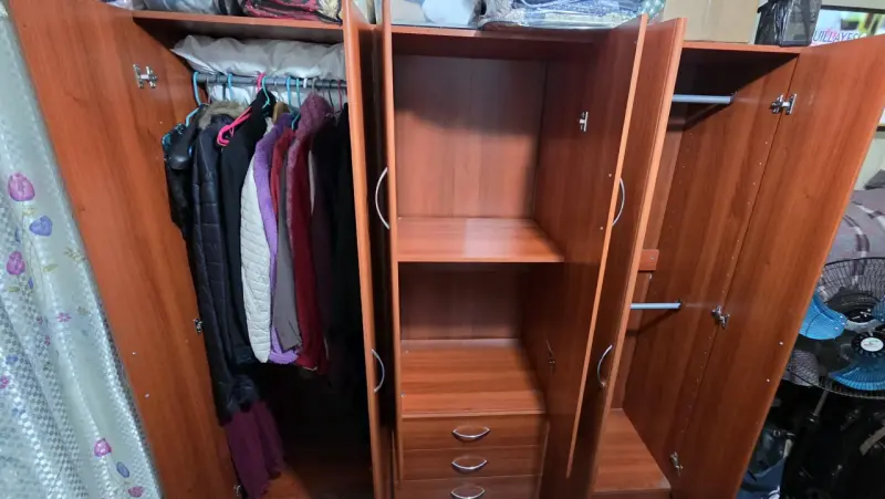 Closet de madera con múltiples compartimentos - 4