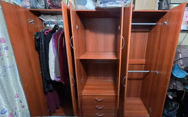 Closet de madera con múltiples compartimentos - 5