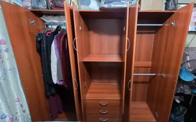 Closet de madera con múltiples compartimentos - miniatura 5
