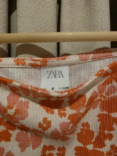 Blusa floral sin mangas Zara para niña - miniatura 3