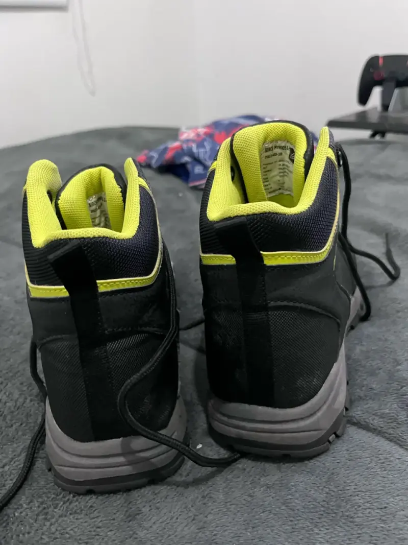 Botas de senderismo negras con detalles amarillos - 1