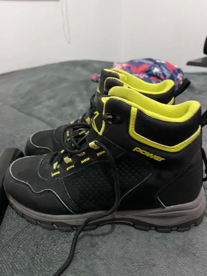 Botas de senderismo negras con detalles amarillos - 2