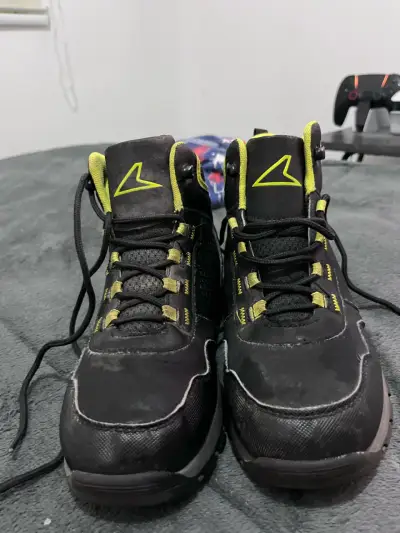 Botas de senderismo negras con detalles amarillos - miniatura 3