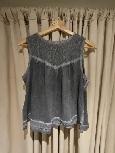 Blusa sin mangas gris para mujer - miniatura 1