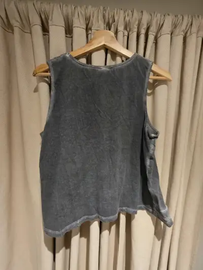 Blusa sin mangas gris para mujer - miniatura 2