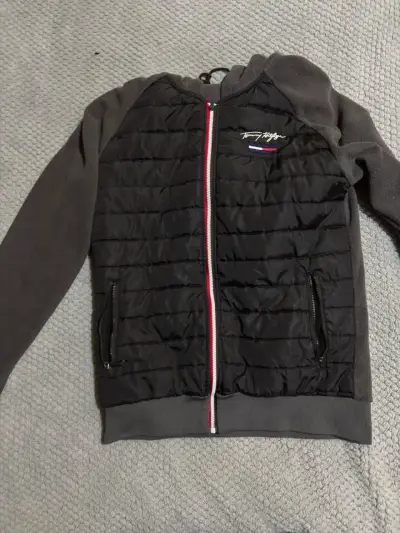 Chaqueta Tommy Hilfiger negra con capucha - miniatura 1
