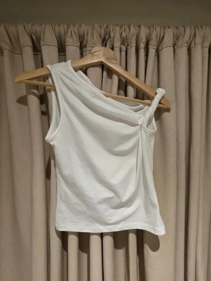 Top blanco asimétrico para mujer - 1