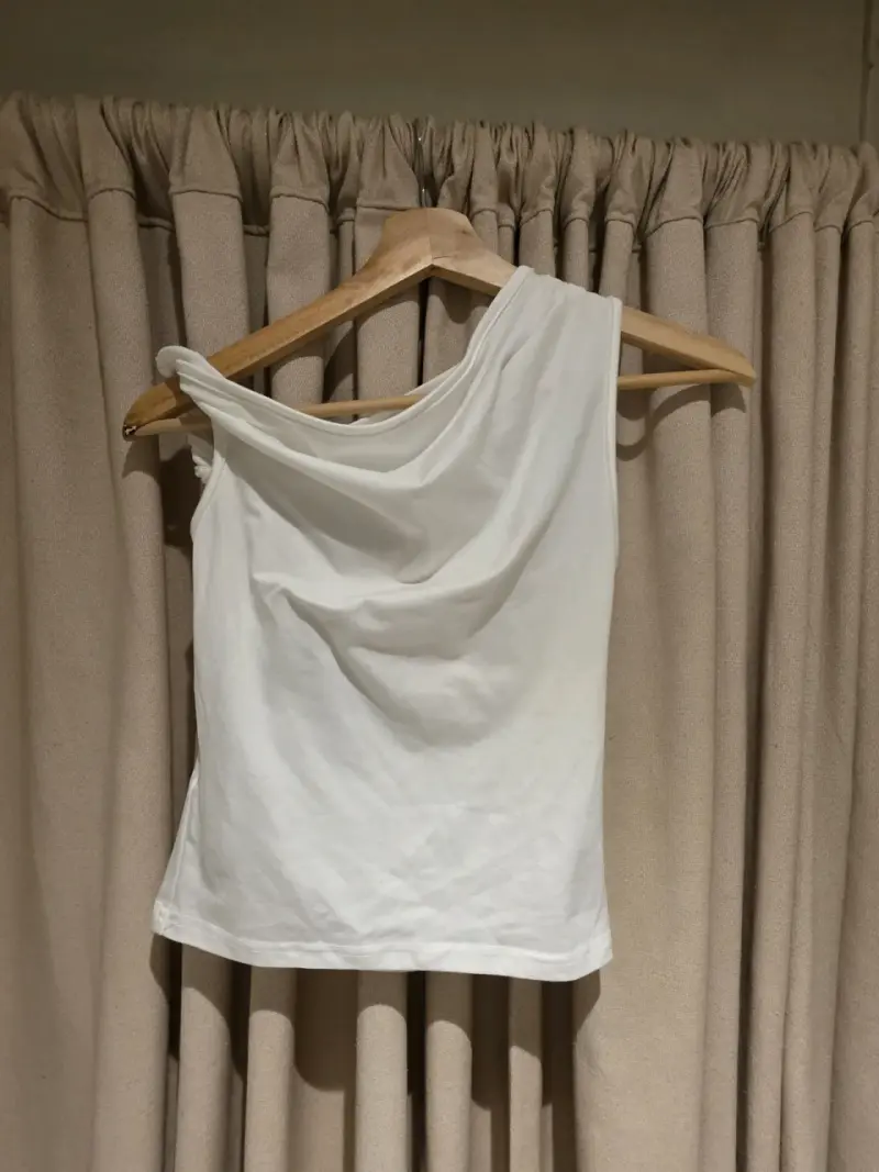 Top blanco asimétrico para mujer - 2