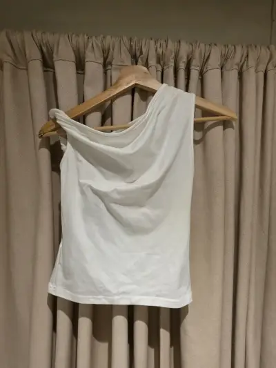 Top blanco asimétrico para mujer - miniatura 2