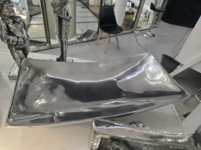 Bandeja decorativa de peltre con diseño elegante - miniatura 1