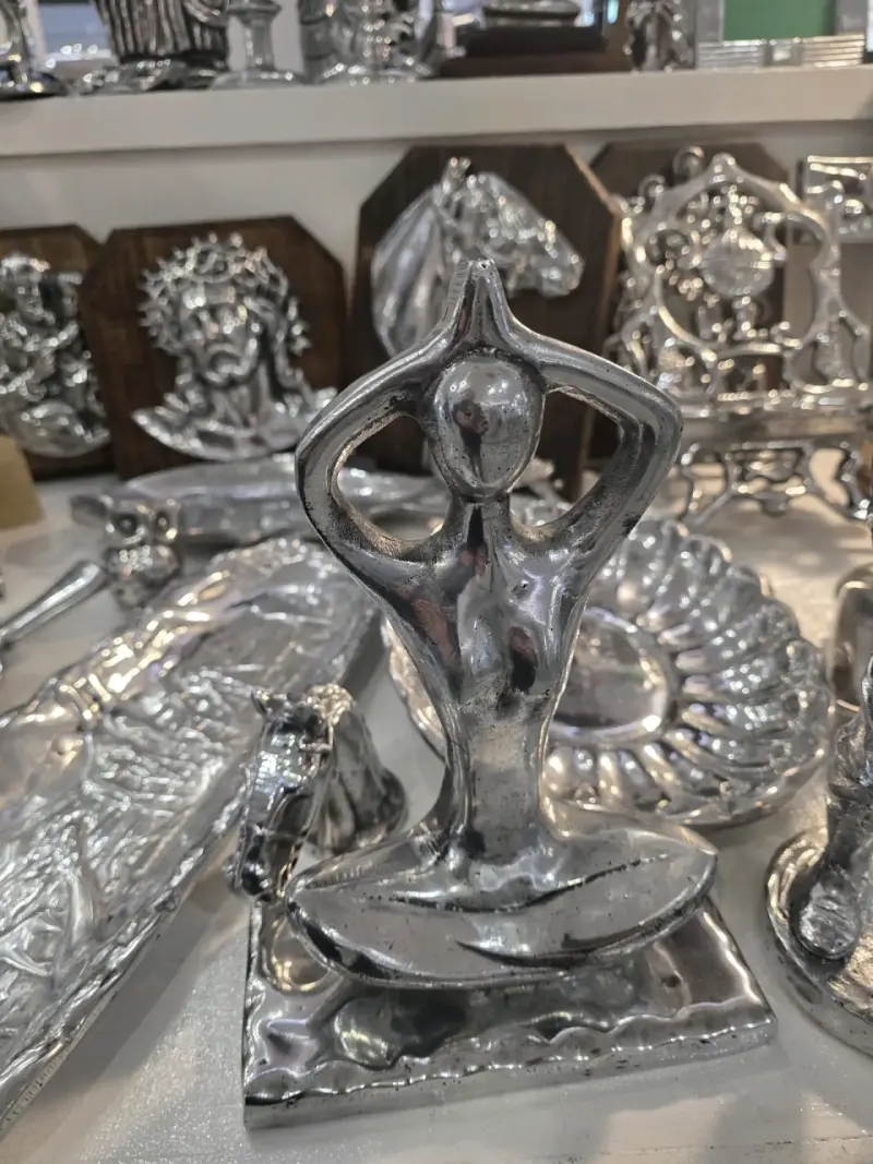 Bandeja decorativa de peltre con diseño elegante - 2