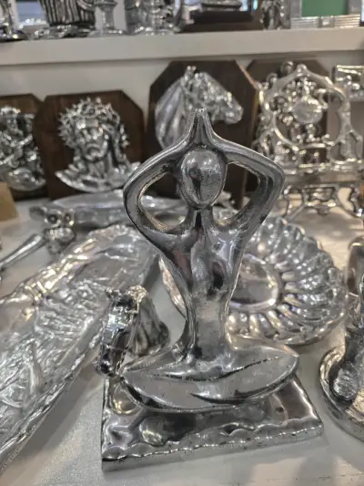 Bandeja decorativa de peltre con diseño elegante - miniatura 2