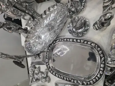 Bandeja decorativa de peltre con diseño elegante - miniatura 5