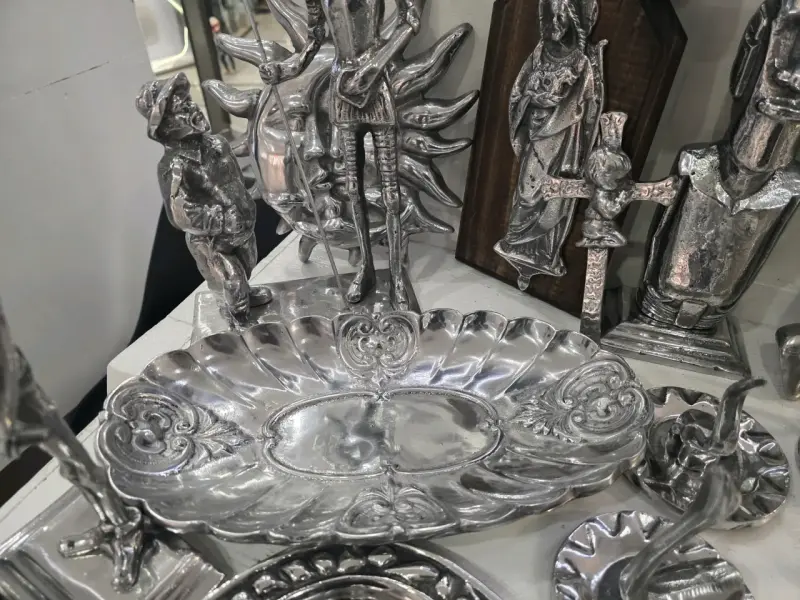 Bandeja decorativa de peltre con diseño elegante - 6