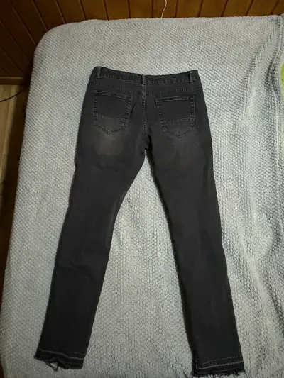 Jeans negros rasgados para hombre - miniatura 2