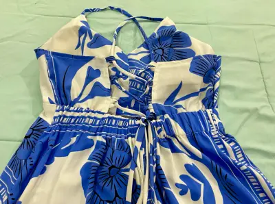Vestido largo estampado floral azul y blanco - miniatura 2