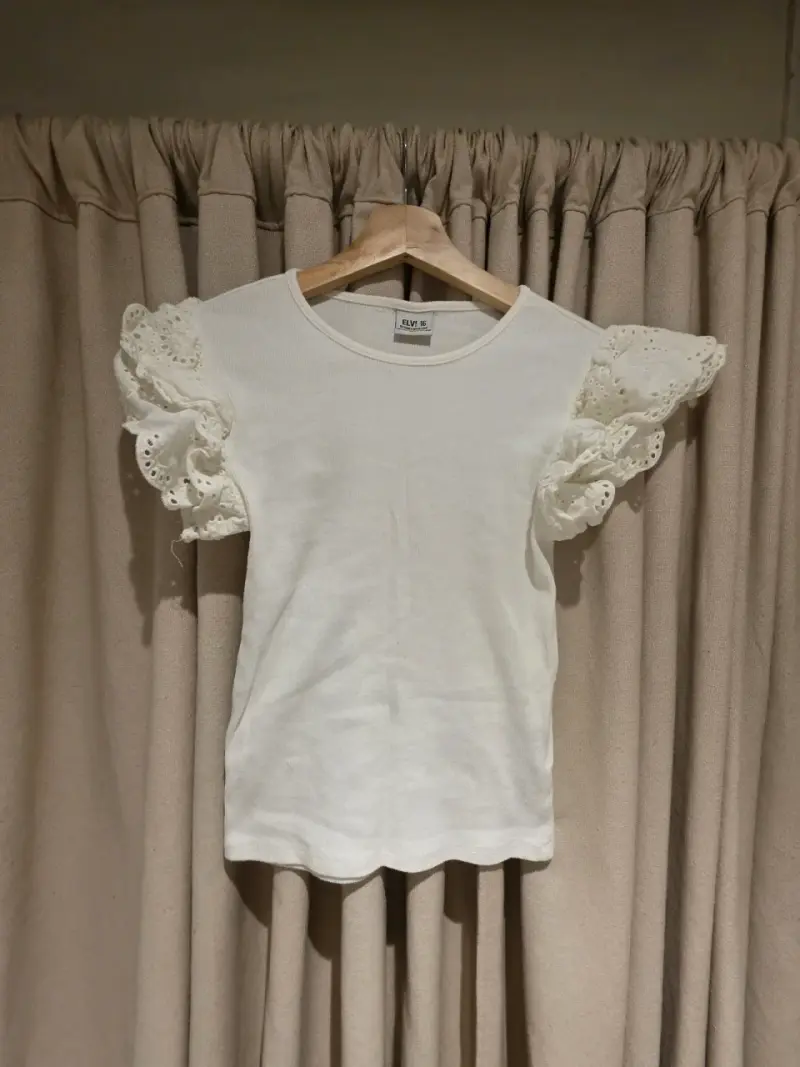 Polera blanca con mangas de volantes Elvi - 1